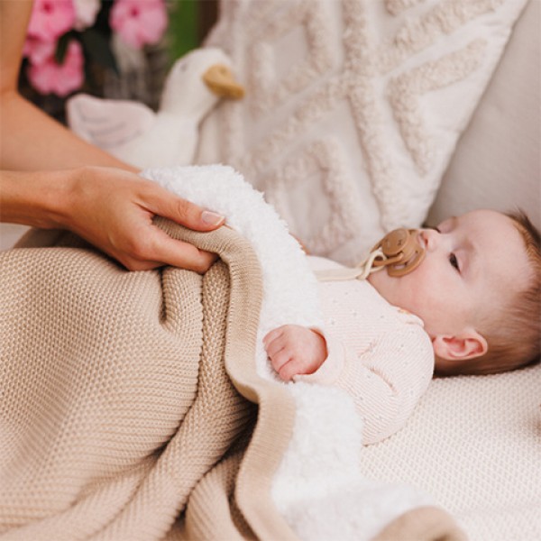 Вязаное одеяло с утеплением 75х100 см Babyono 1659/02-Постельные принадлежности-bebis.lv