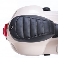 Электрический мотоцикл Baby Mix Vespa белого цвета.